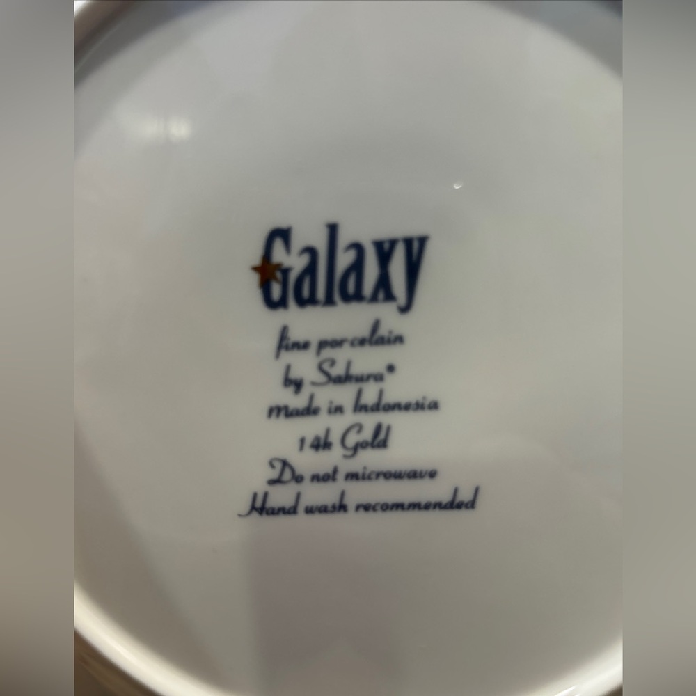 Sakura Galaxy Four 8.25 Inch Salad/Dessert/Buffet Plates Blue with Gold Stars - Picture 3 of 3